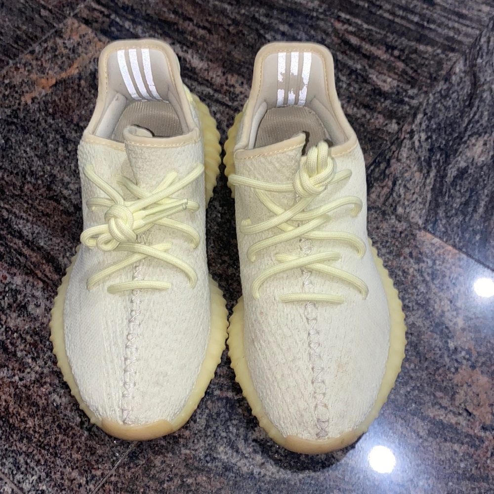 Light yellow Yeezy size 5 in men